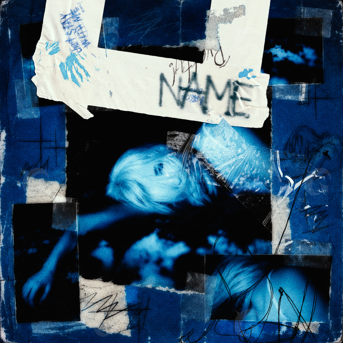 Portada musical prediseñada: un retrato femenino azul entre recortes de papel, cinta y texturas superpuestas.