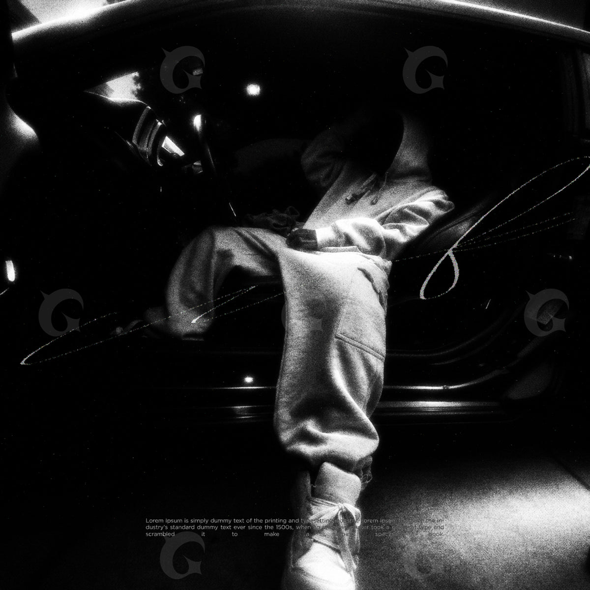 Portada musical prediseñada: una figura sentada en la puerta abierta de un coche de lujo, en blanco y negro.
